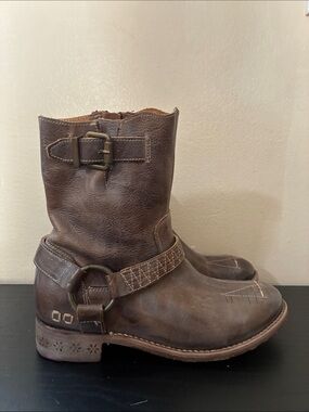 leather Bed Stu Yellowstone booties feature a harness strap size 6.5